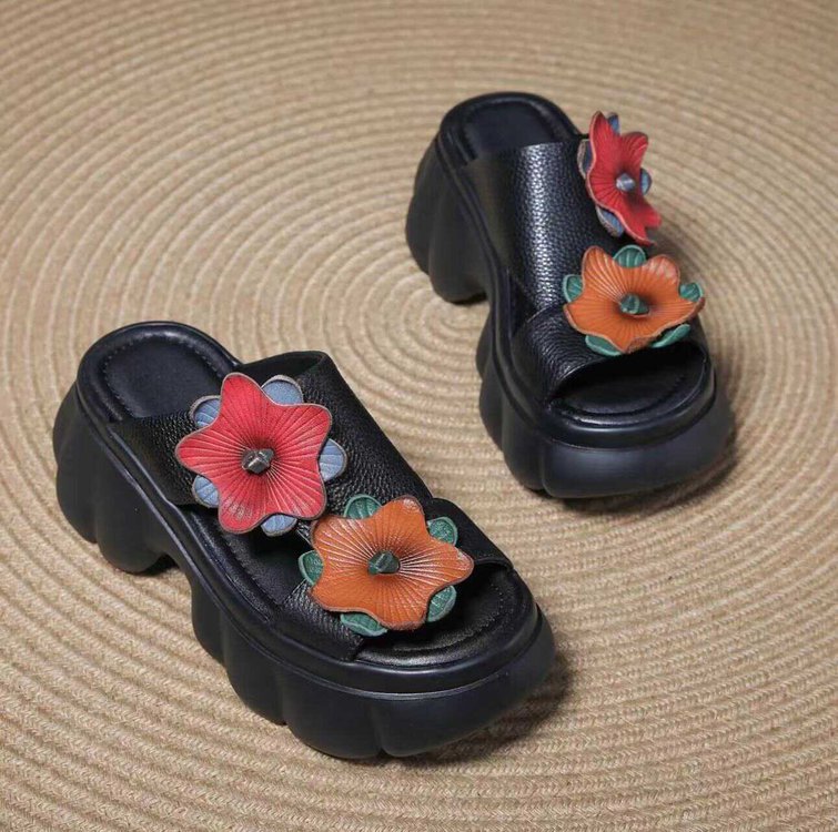 Kožené sandále na platforme v retro štýle z roku 2025