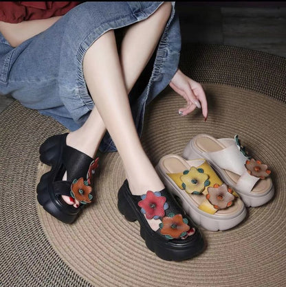 Kožené sandále na platforme v retro štýle z roku 2025