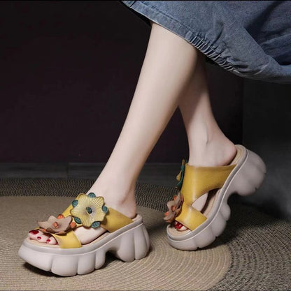 Kožené sandále na platforme v retro štýle z roku 2025