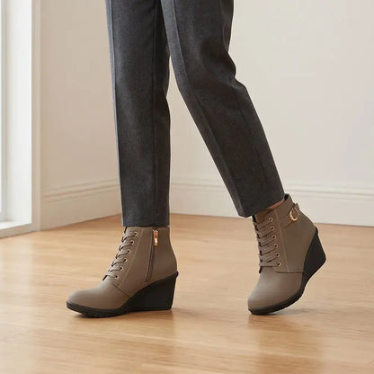 【veľkosti 35-42】👢 Dámske zimné kotníkové boty na klínku , bočný zips, 5 farieb, stabilný krok.