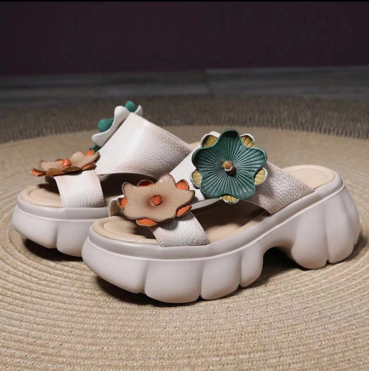 Kožené sandále na platforme v retro štýle z roku 2025