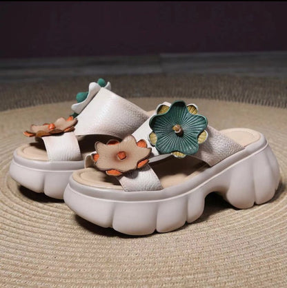 Kožené sandále na platforme v retro štýle z roku 2025