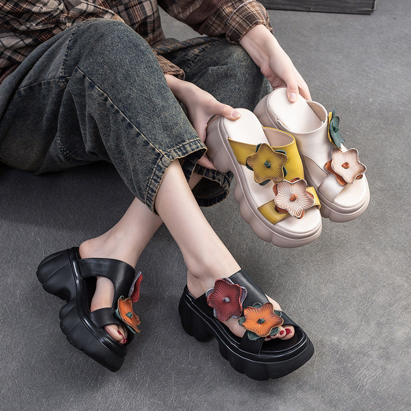 Kožené sandále na platforme v retro štýle z roku 2025